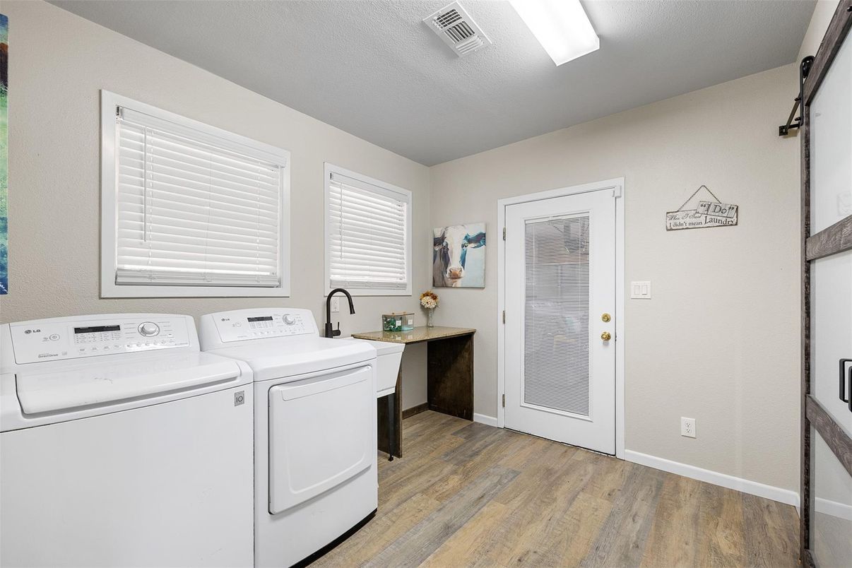 Interior, Washer, Wood Texture Flooring
