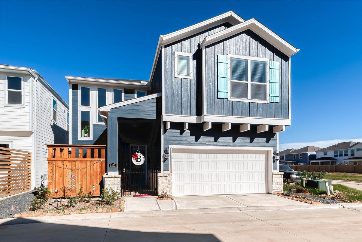 Attached, Exterior, Facade, American Craftsman