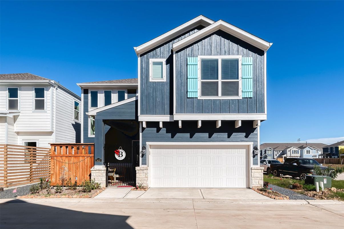 Attached, Exterior, Facade, American Craftsman