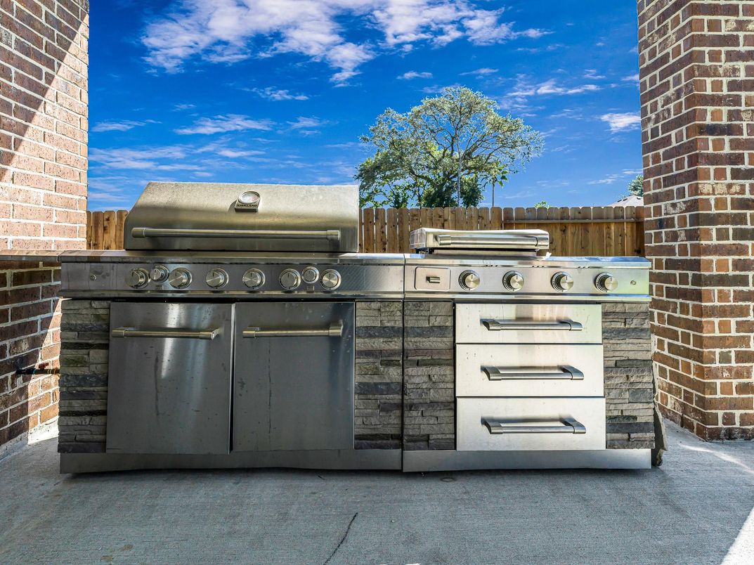 Exterior, Outdoor Kitchen