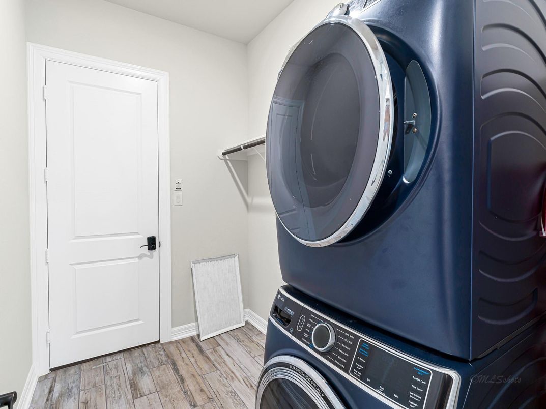 Interior, Utility Closets, Washer, Wood Texture Flooring