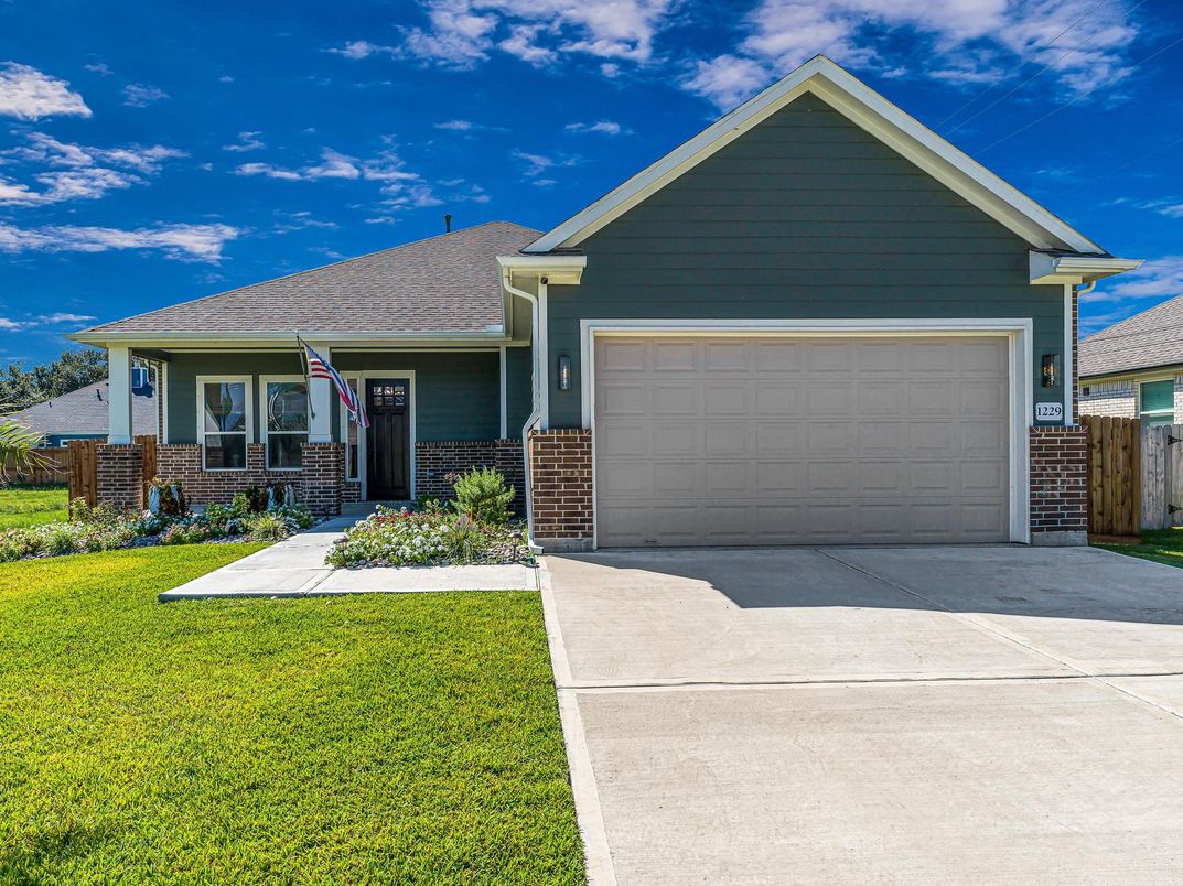 Attached, Exterior, Facade, American Craftsman