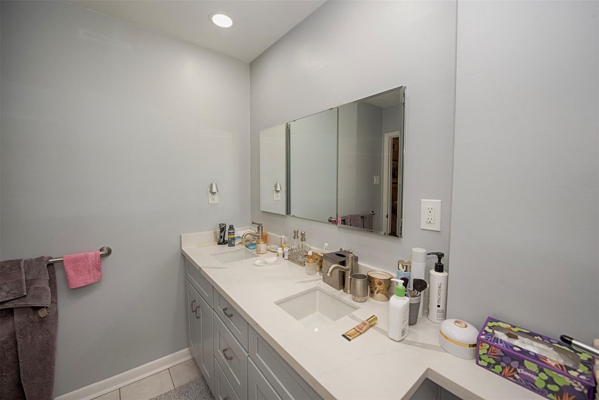 Bathroom, Dual Sink Vanities, Interior, Recessed Lighting