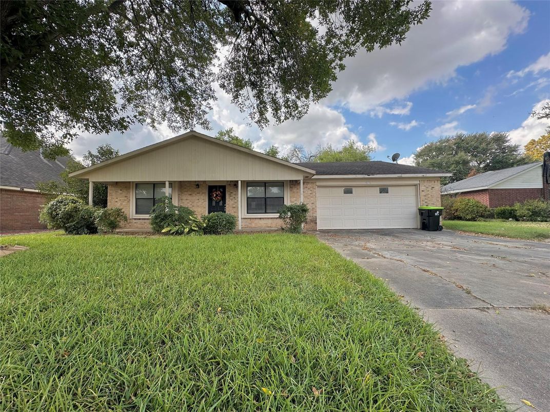 Attached, Backyard, Exterior, Facade, Brick Facade, Ranch