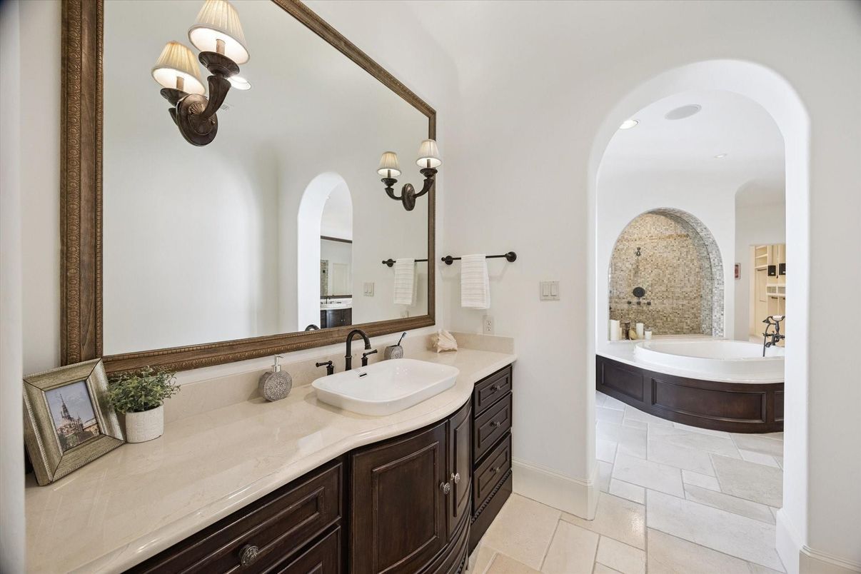 Bathroom, Dual Sink Vanities, Interior, Recessed Lighting