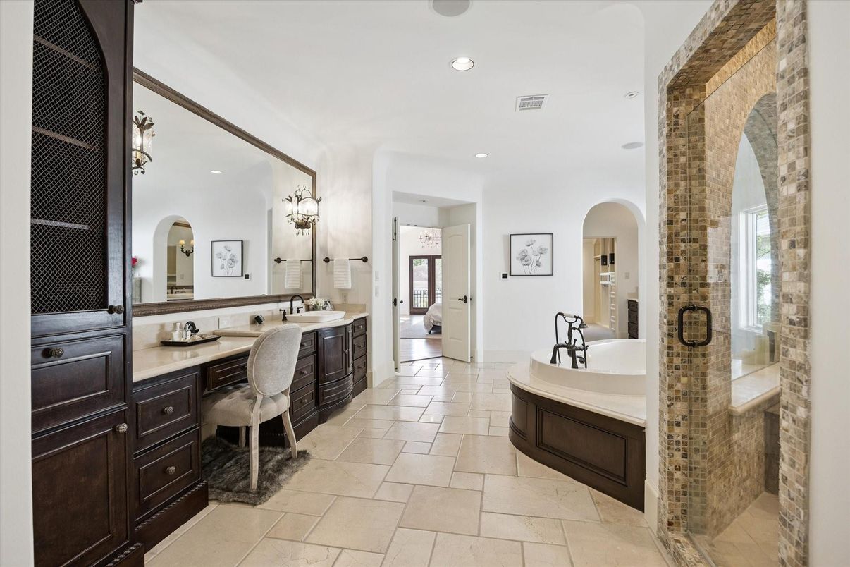 Bathroom, Dual Sink Vanities, Interior, Recessed Lighting