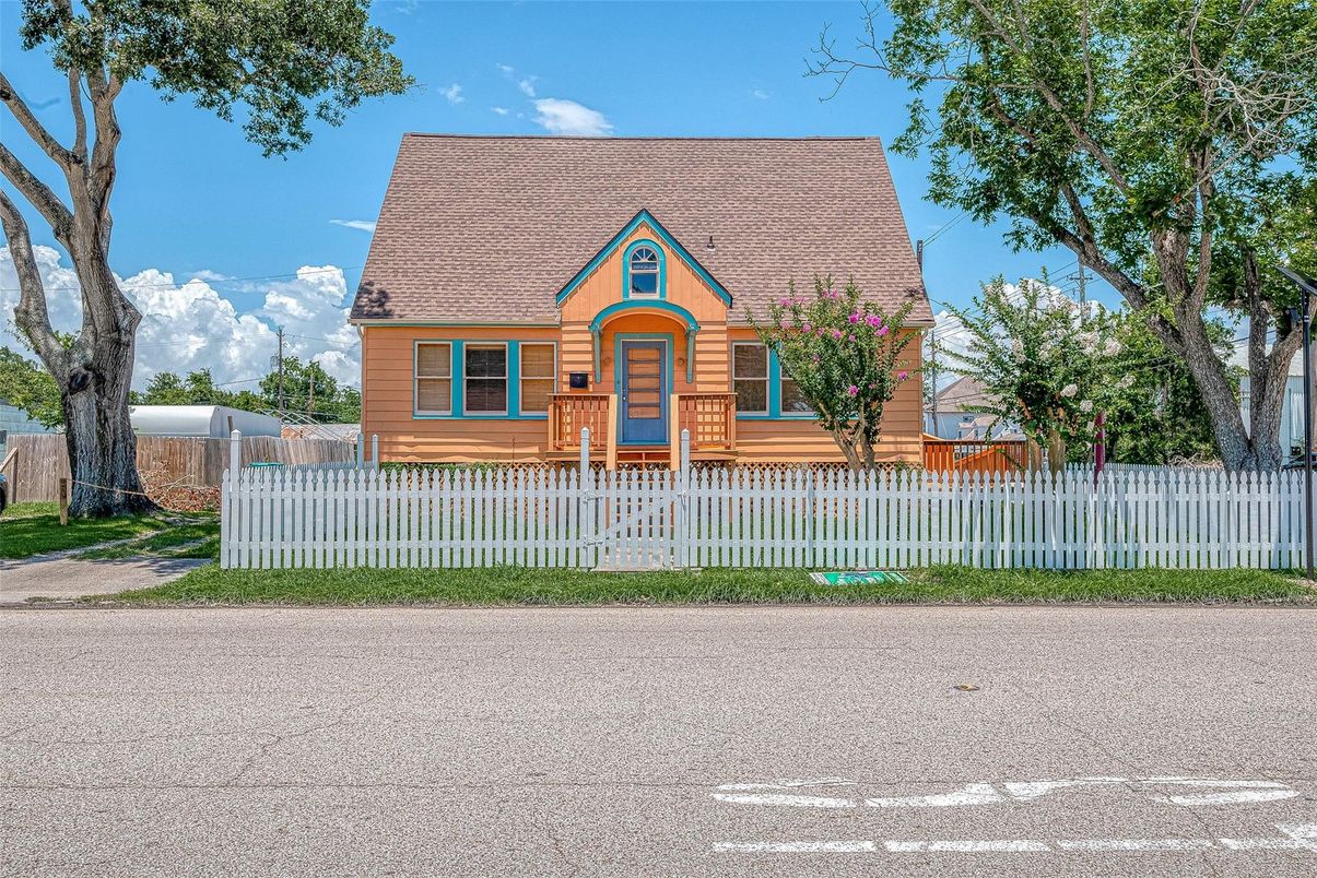 Backyard, Exterior, Facade, Log Home