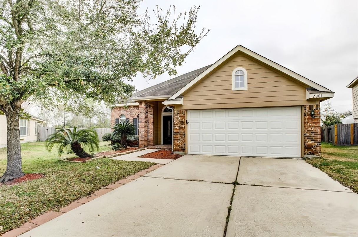 Attached, Exterior, Facade, Brick Facade, Ranch
