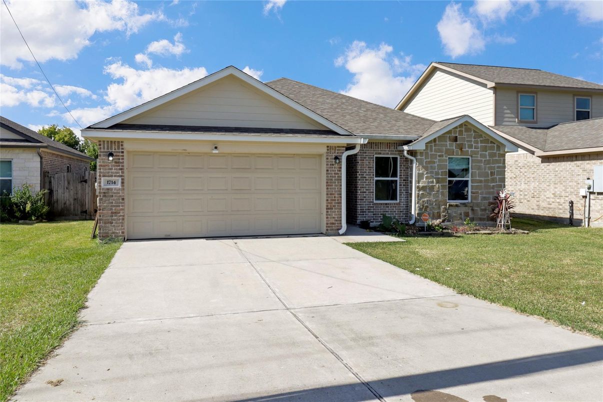 Attached, Exterior, Facade, Brick Facade, Ranch