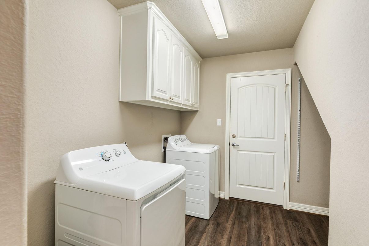 Interior, Washer, Wood Texture Flooring