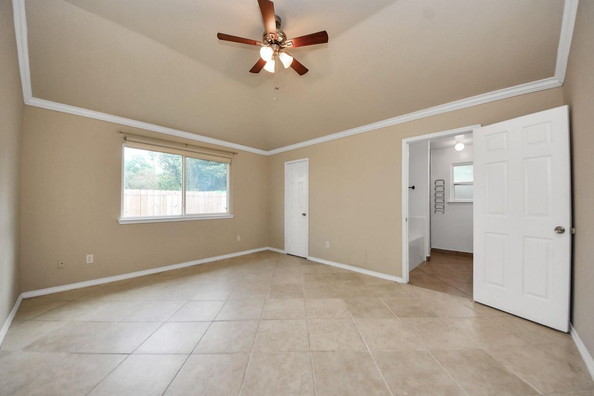 Empty room, Interior
