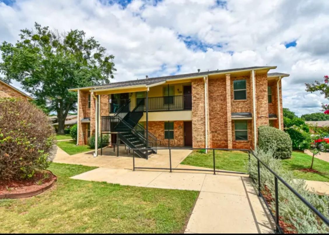 Backyard, Exterior, Facade, Brick Facade, Raised Ranch