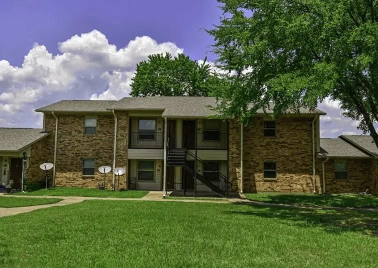 Backyard, Exterior, Facade, Brick Facade, Raised Ranch