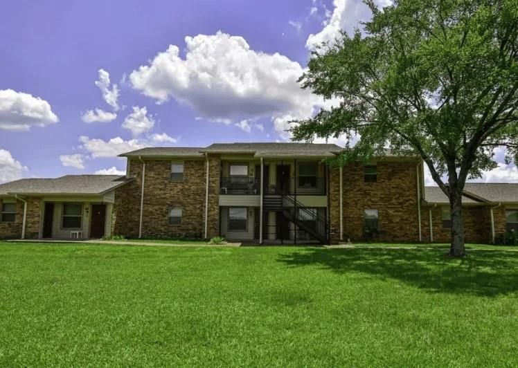 Backyard, Exterior, Facade, Brick Facade, Ranch