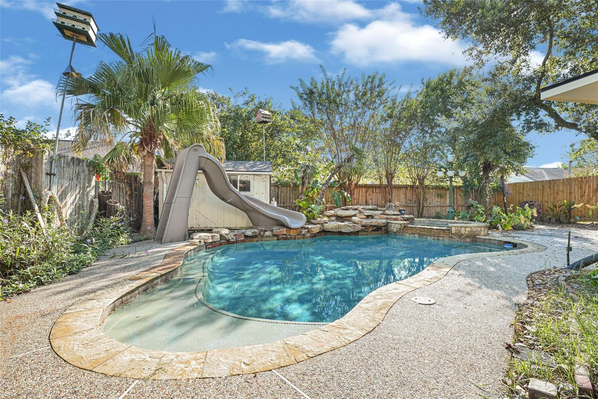 Exterior, Playground, Pool