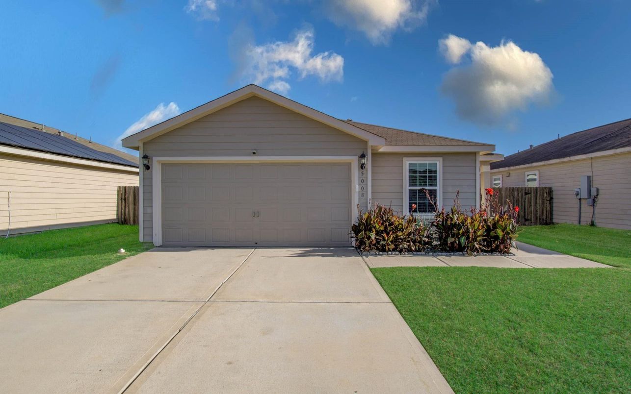 Attached, Exterior, Facade, Solar Panels, Ranch