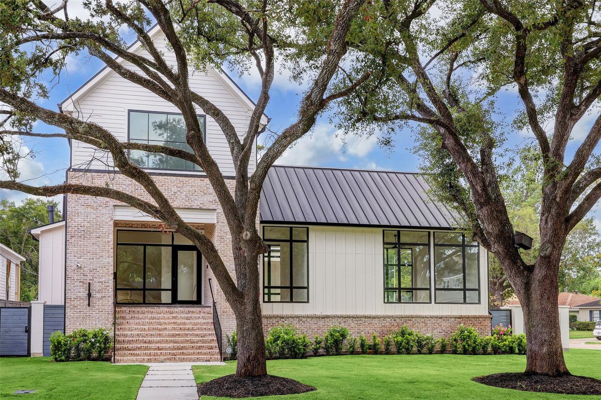 Exterior, Facade, Brick Facade, Farmhouse