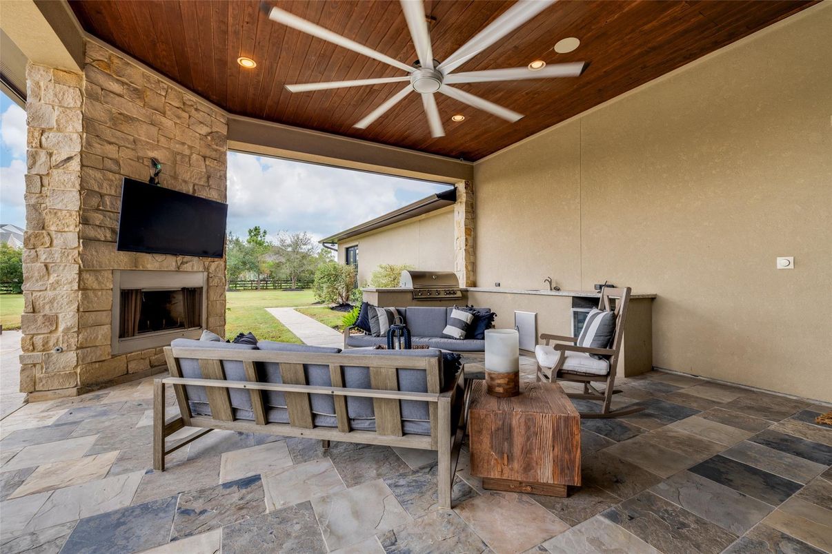 Exterior, Fireplace, Outdoor Kitchen