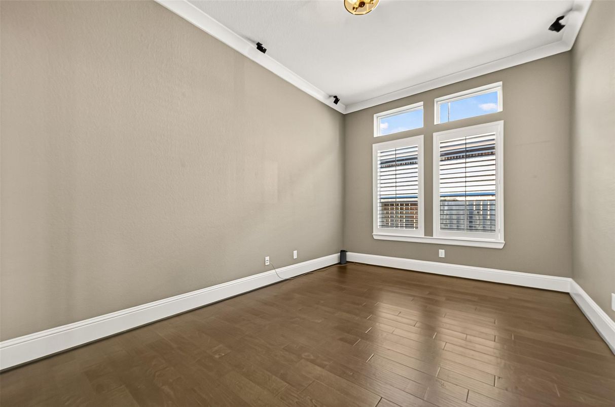 Interior, Recessed Lighting, Washer, Wood Texture Flooring