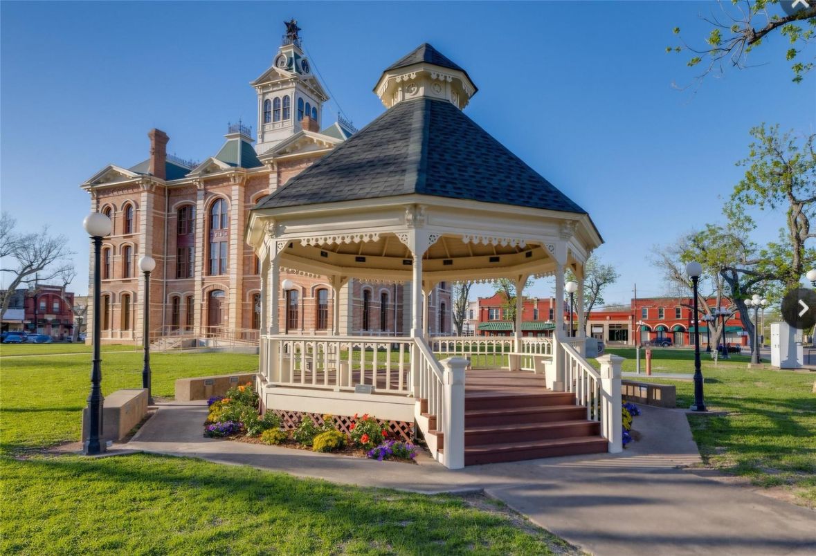 Backyard, Exterior, Facade, Queen Anne Victorian