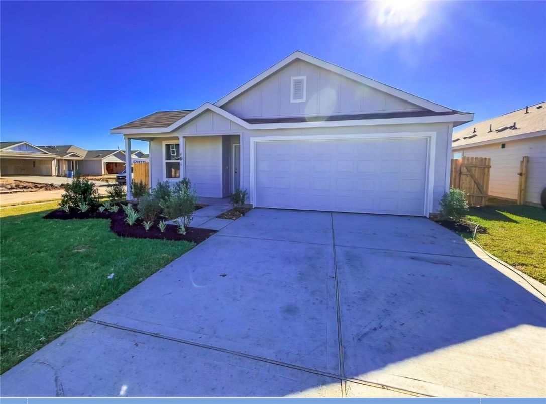 Attached, Exterior, Facade, American Craftsman