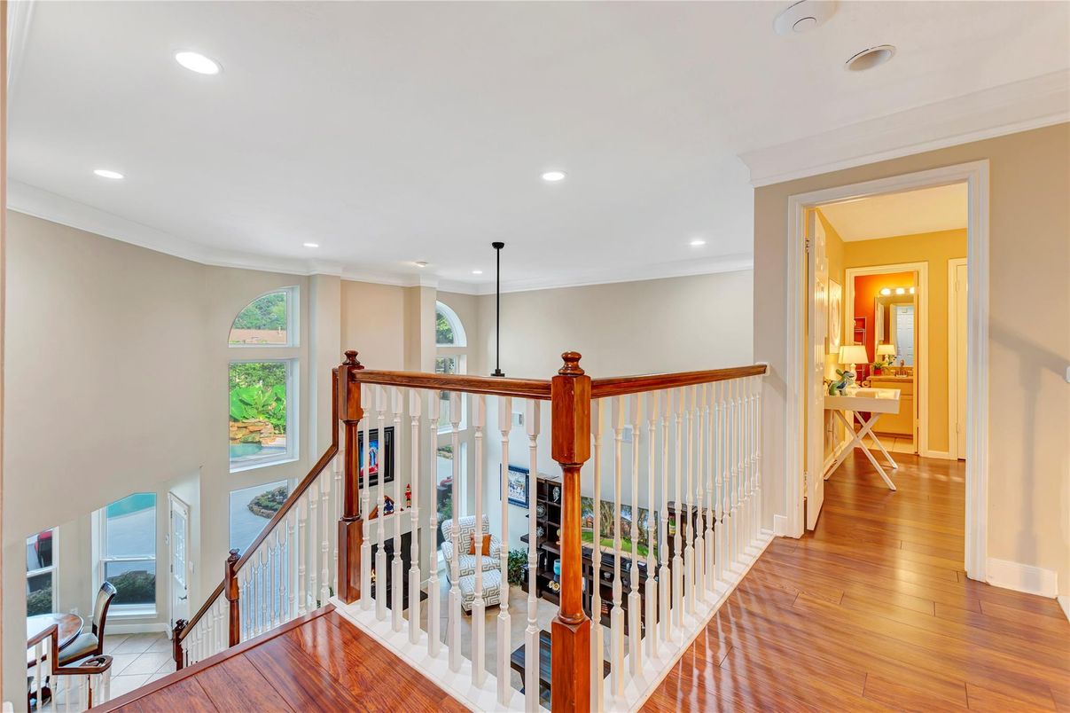 Interior, Recessed Lighting, Wood Texture Flooring