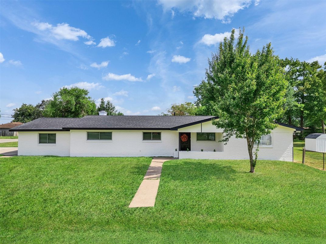 Backyard, Exterior, Facade, Ranch