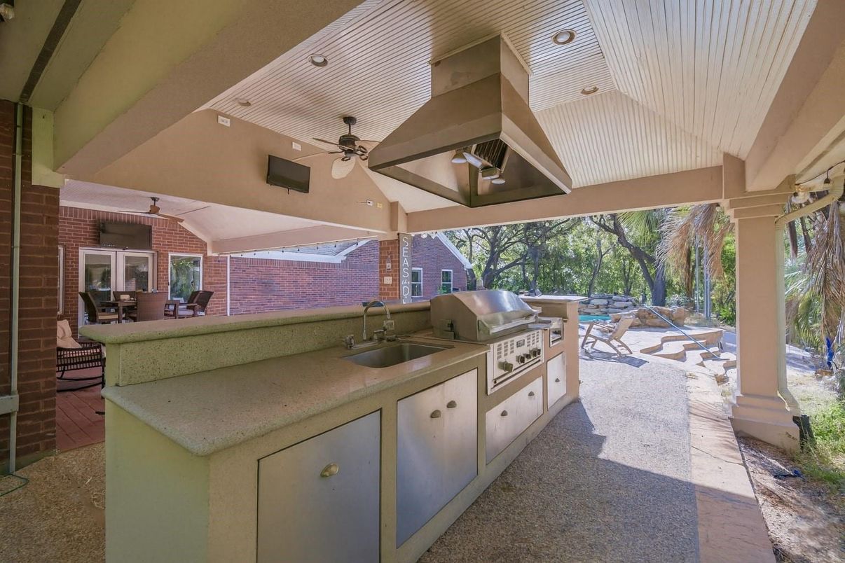 Exterior, Outdoor Kitchen