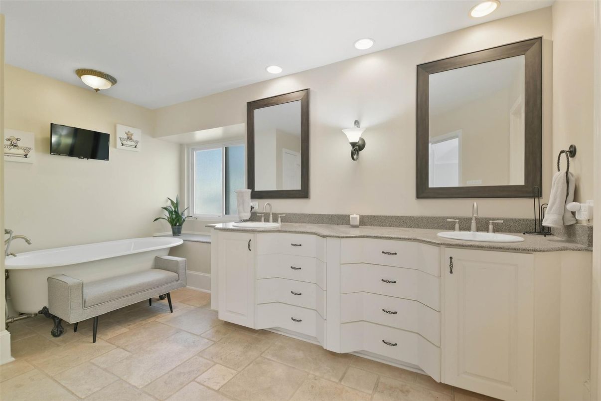 Bathroom, Dual Sink Vanities, Interior, Recessed Lighting