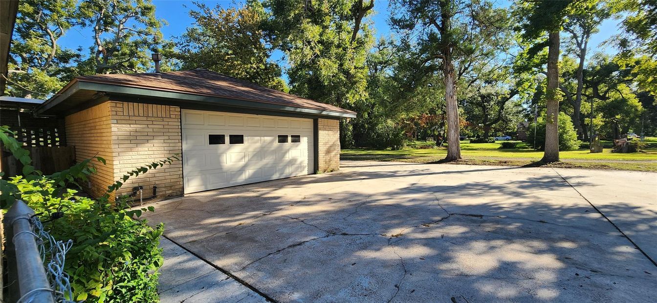 Detached Garage, Exterior