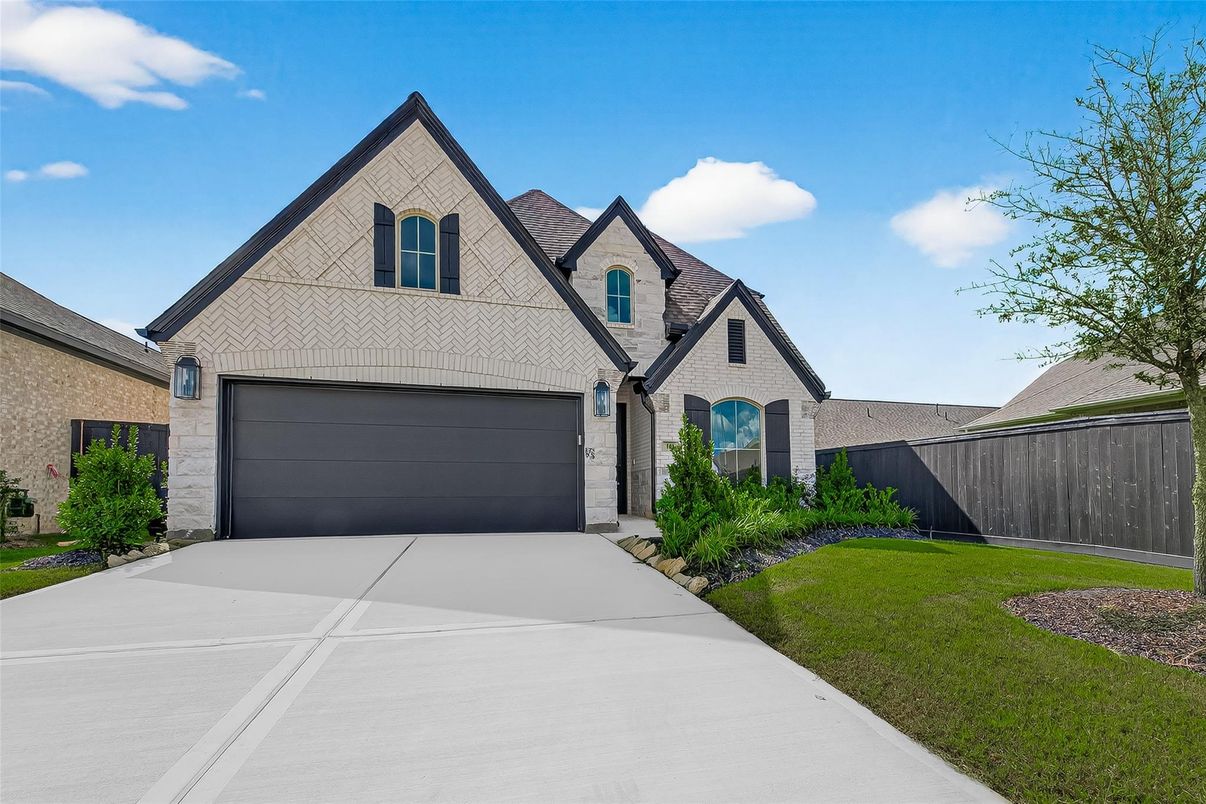 Attached, Exterior, Facade, Brick Traditional