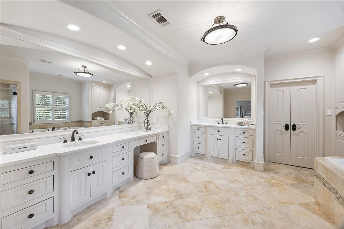 Bathroom, Dual Sink Vanities, Interior, Recessed Lighting