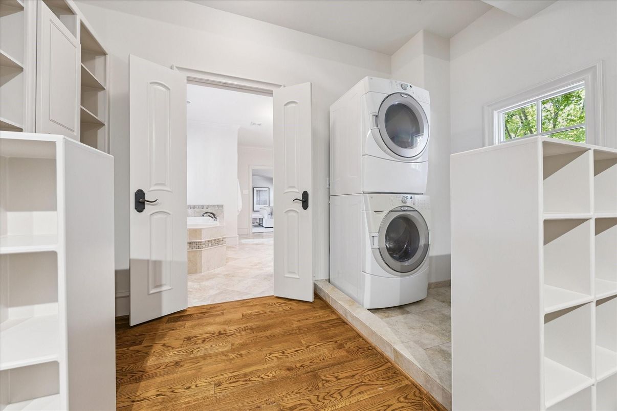 Interior, Utility Closets, Washer, Wood Texture Flooring