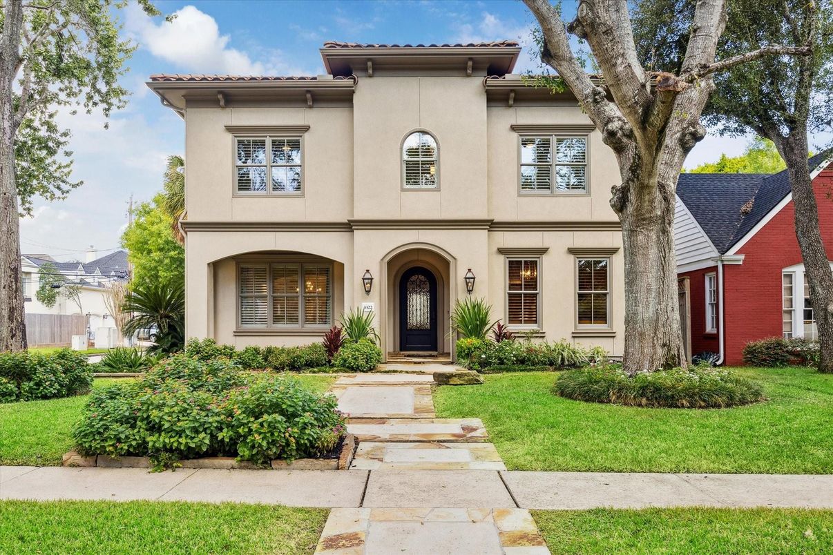 Exterior, Facade, Mediterranean