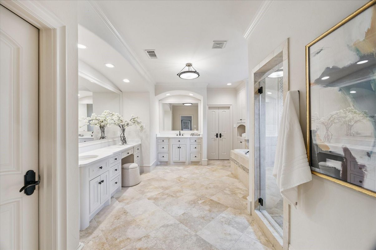 Bathroom, Dual Sink Vanities, Interior, Recessed Lighting