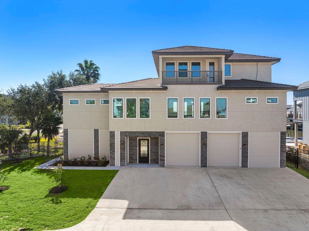 Attached, Exterior, Facade, Modern