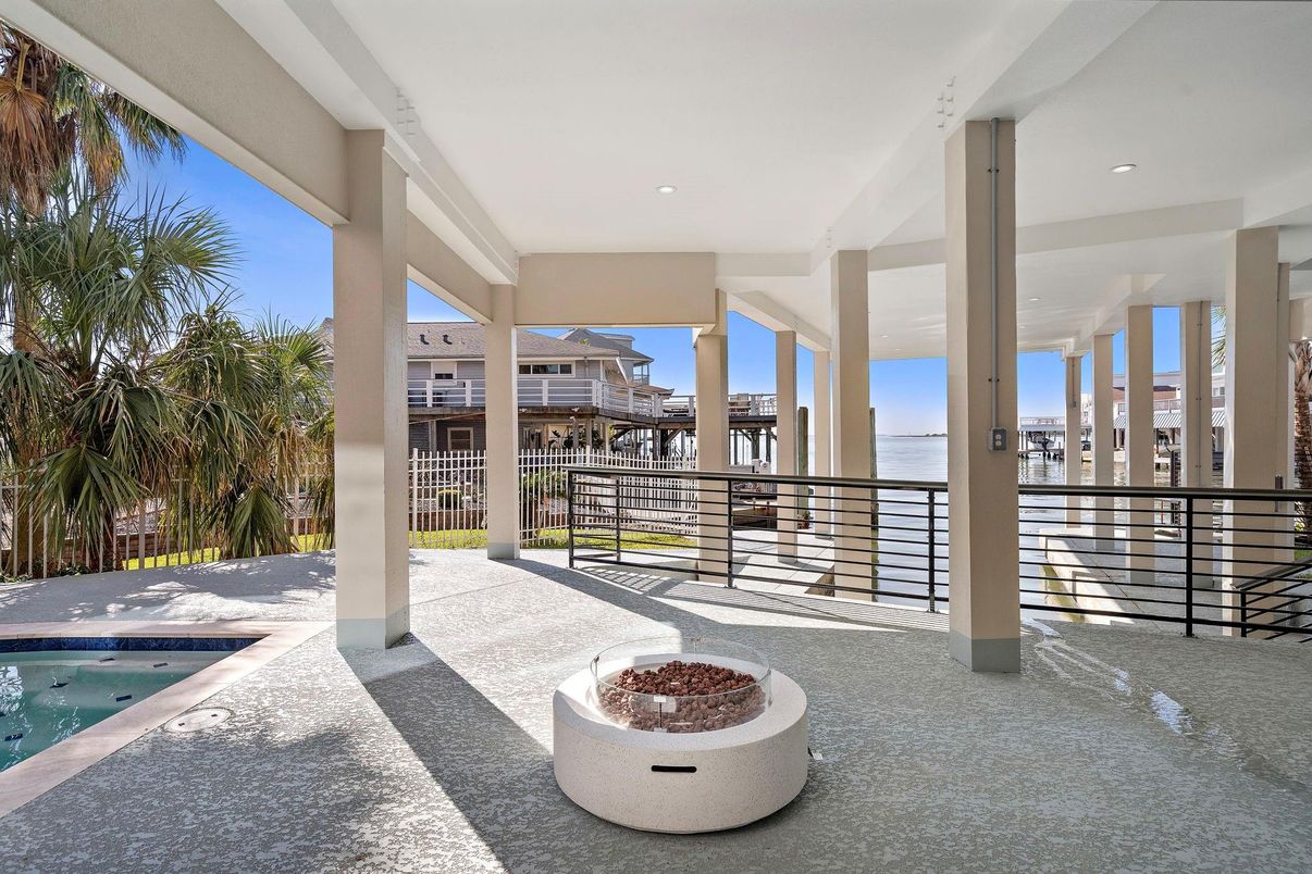 Exterior, Pool, Recessed Lighting, Water