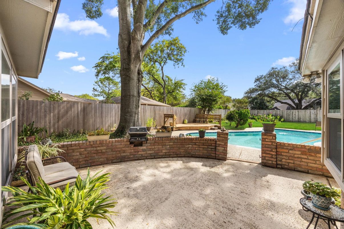 Exterior, Outdoor Kitchen, Pool