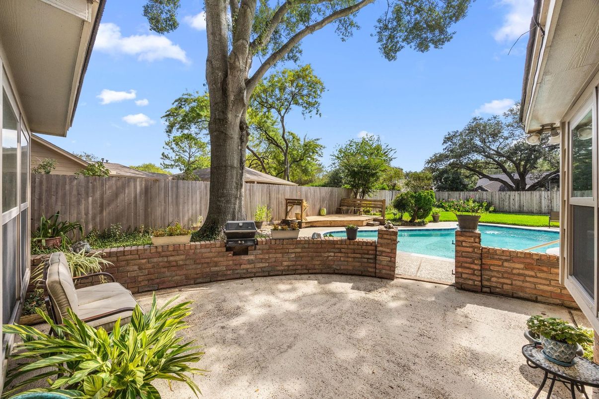 Exterior, Outdoor Kitchen, Pool