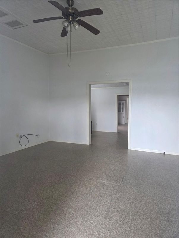 Empty room, Interior