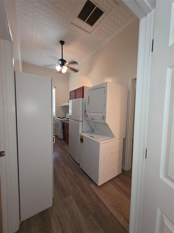 Interior, Kitchen, Utility Closets, Washer, Wood Texture Flooring