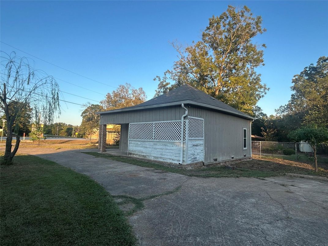 Backyard, Detached Garage, Exterior