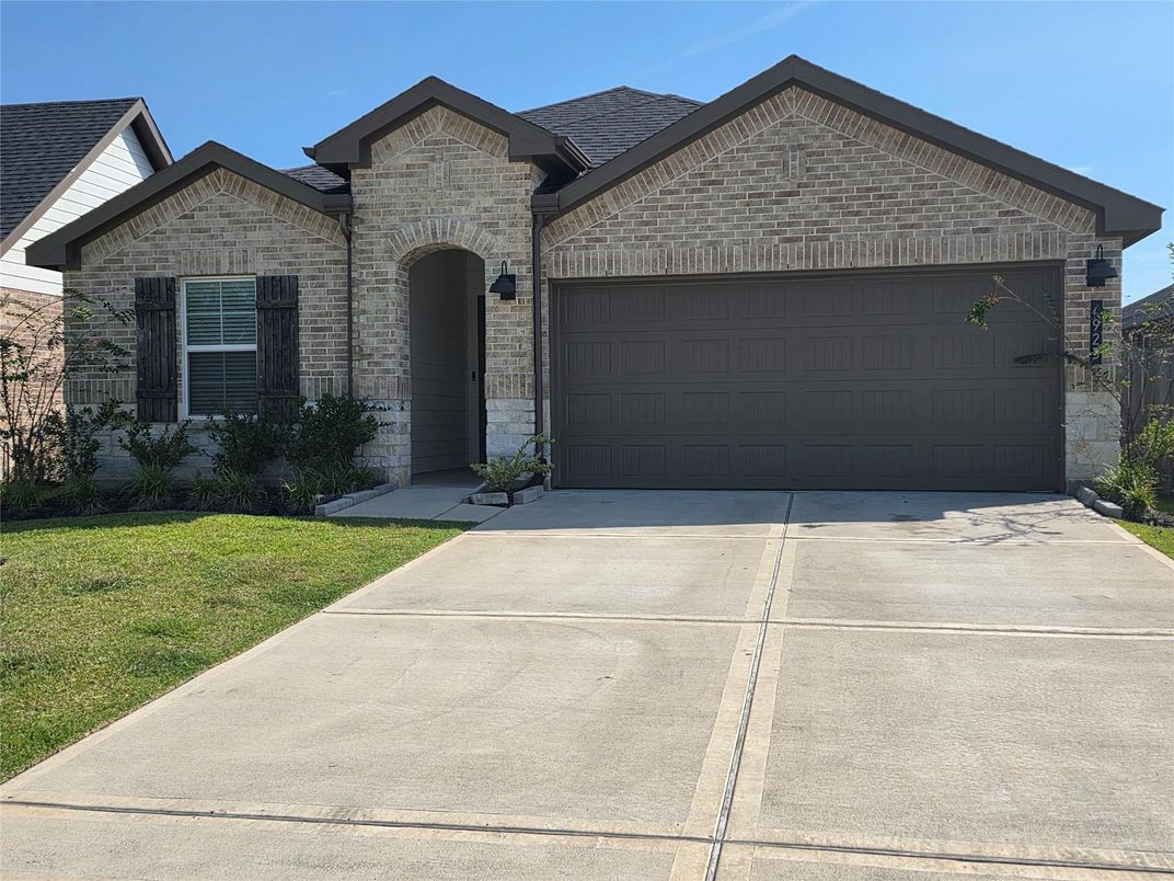 Attached, Exterior, Facade, Brick Traditional