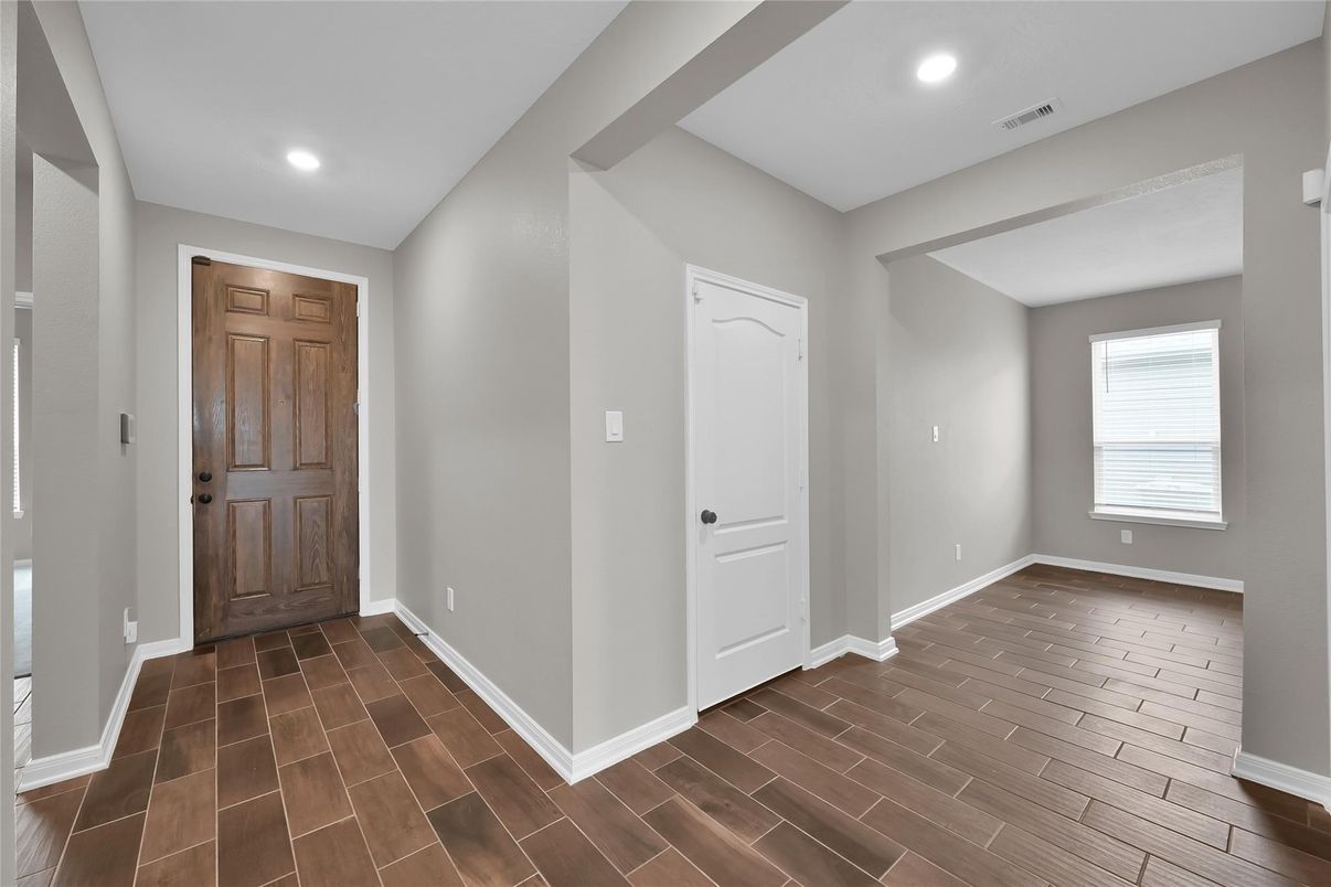Empty room, Interior, Recessed Lighting, Wood Texture Flooring