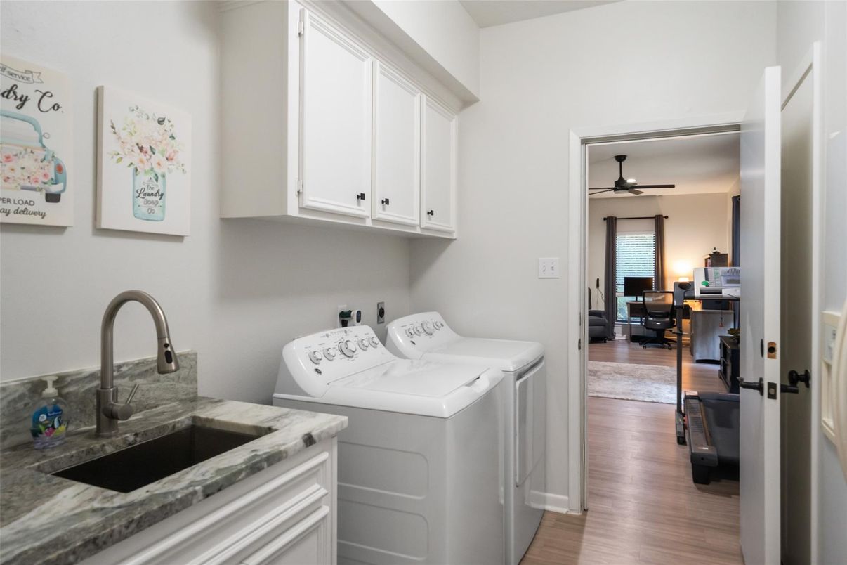 Interior, Washer, Wood Texture Flooring