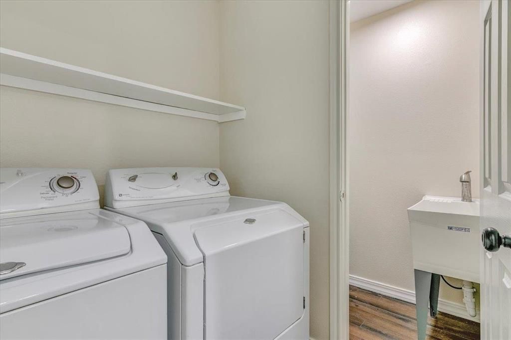 Interior, Washer, Wood Texture Flooring