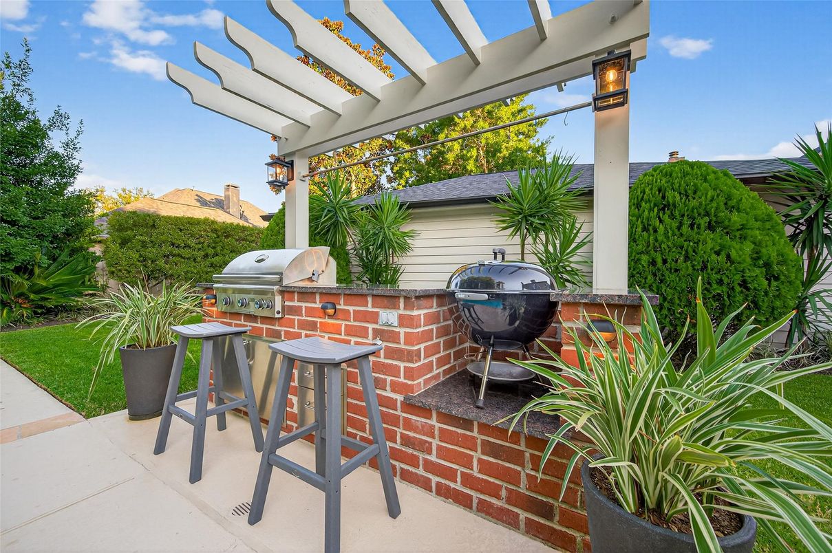 Exterior, Outdoor Kitchen
