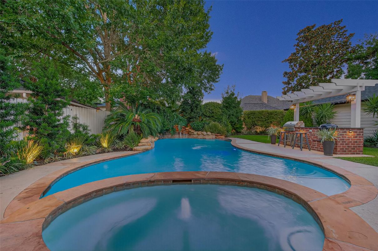 Exterior, Outdoor Kitchen, Pool