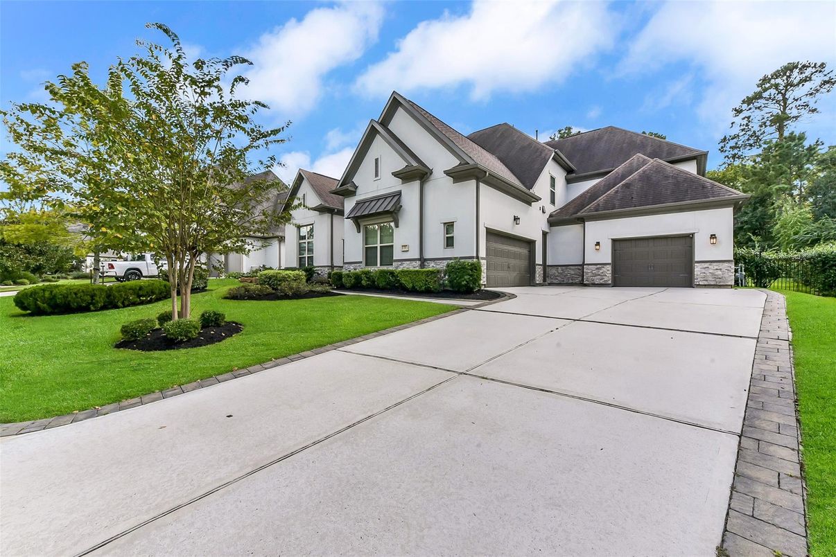 Attached, Exterior, Facade, Tudor Revival