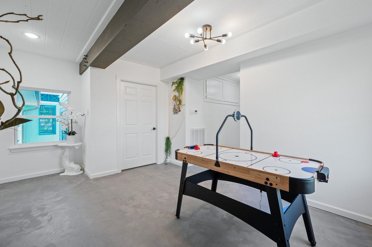 Game Room, Interior, Recessed Lighting